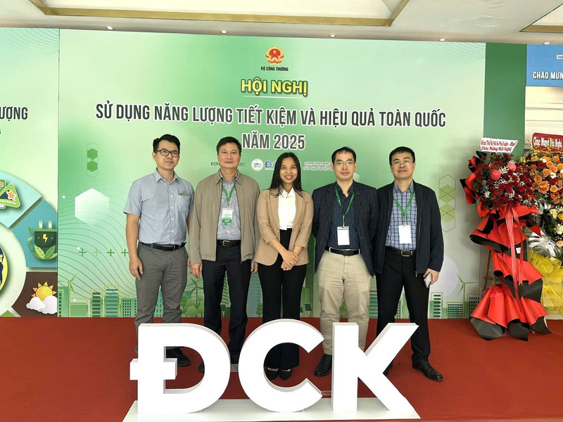 Lãnh đạo Công ty Điện lực Huế (thứ hai từ trái sang) tham dự Hội nghị Sử dụng năng lượng tiết kiệm và hiệu quả toàn quốc năm 2025 do Cục Đổi mới sáng tạo, Chuyển đổi xanh và Khuyến công (Bộ Công Thương) tổ chức tại thành phố Huế. Ảnh: D. Huyền
