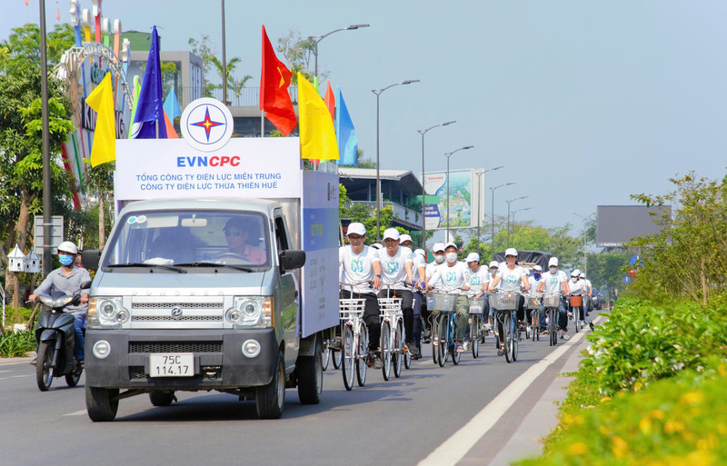 Hưởng ứng chiến dịch “Giờ trái đất”. Ảnh: D. Huyền