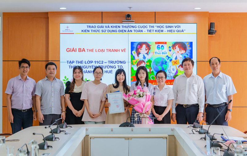 Hưởng ứng và trao giải cuộc thi “Học sinh với kiến thức sử dụng điện An toàn – Tiết kiệm – Hiệu quả”. Ảnh: D. Huyền