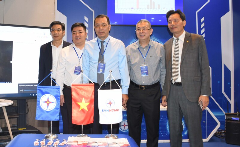 Ông Đặng Hoàng An - Chủ tịch Hội đồng Thành viên EVN thăm quan gian hàng triển lãm EVNHCMC tại Techshow 2025. Ảnh: Minh Khuê.