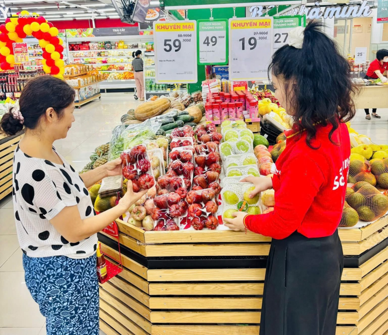 Trái cây tươi nội địa, nhập khẩu giảm sâu được khách hàng chọn mua cho gia đình