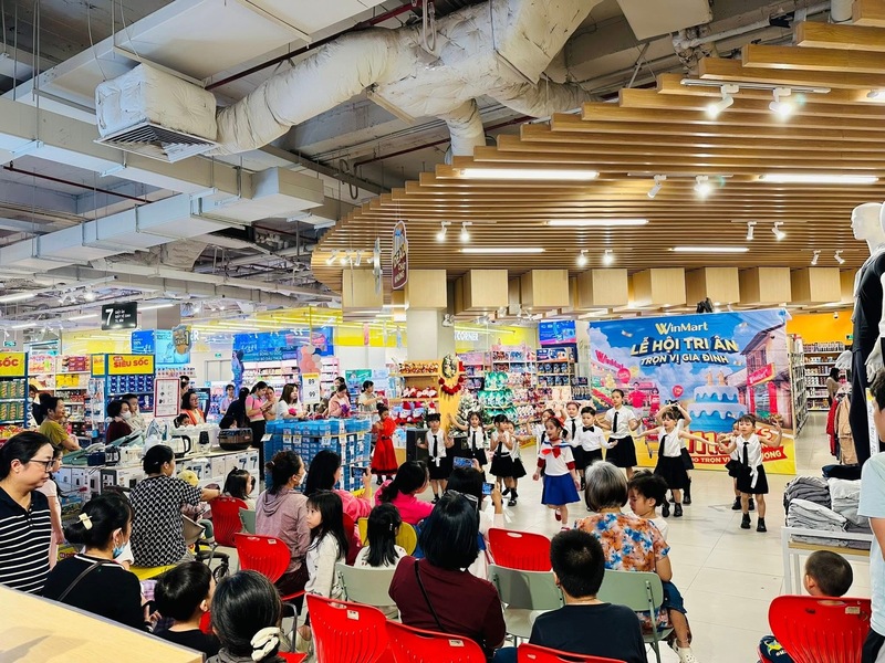 Một số điểm bán còn tổ chức biểu diễn ca nhạc, nấu ăn và hoạt động trải nghiệm dành cho trẻ nhỏ, tạo không khí tươi vui trong suốt mùa lễ hội.