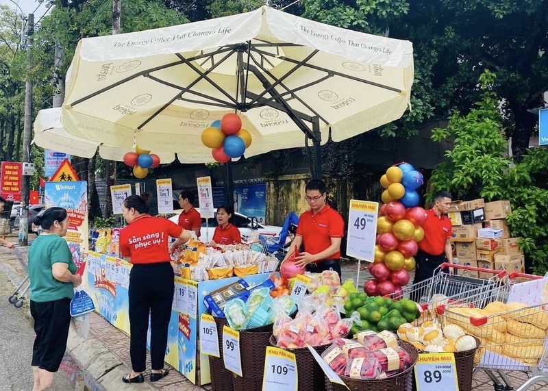 Quầy bán hàng lưu động tại các điểm bán của WinMart+ mang đến sự tiện lợi cho người dân địa phương.