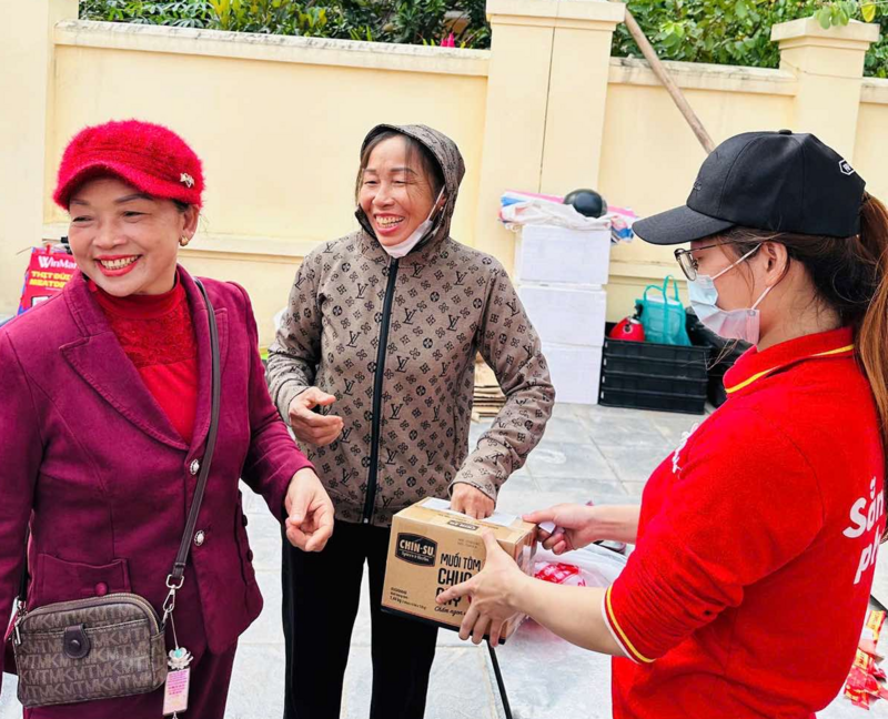 Người dân địa phương tham gia các hoạt động tương tác sôi động và nhận quà hấp dẫn.