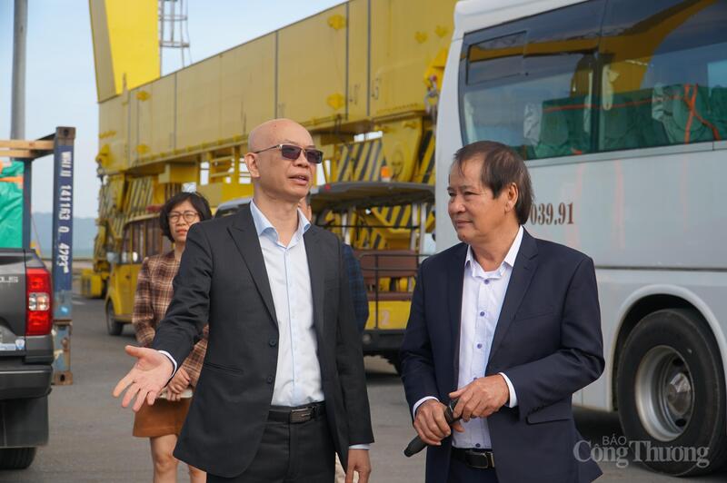 Phó Cục trưởng Cục Xuất nhập khẩu Trần Thanh Hải (bên trái) và Phó Tổng Giám đốc Cảng Đà Nẵng Dương Đức Xuân tại buổi khảo sát.