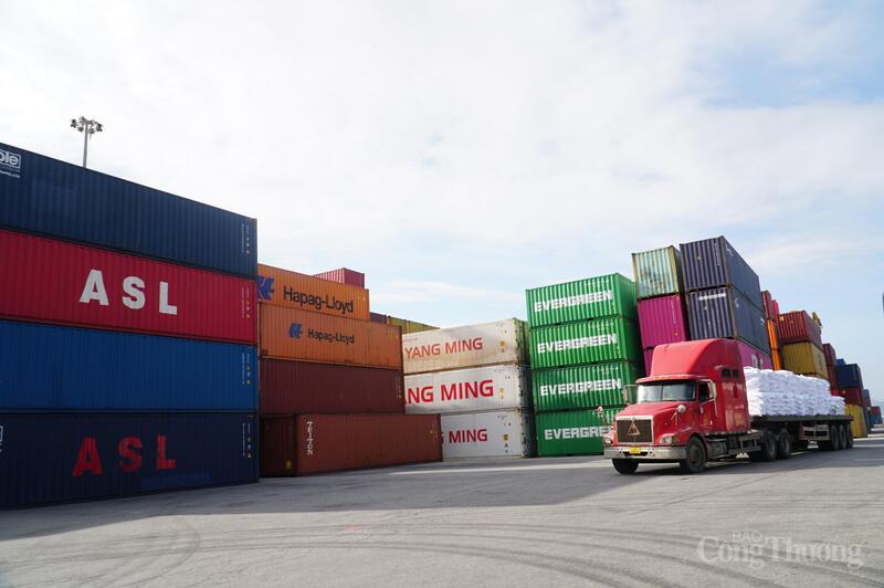 Hiện công suất của cảng Tiên Sa đã đạt khoảng 80%. Đơn vị đang xây dựng trung tâm logistics tại xã Bà Nà, đồng thời, dự kiến tiếp tục đề xuất xin chủ trương đầu tư thêm trung tâm logistics quy mô 20 ha ở khu vực lân cận, đáp ứng nhu cầu kho bãi, giao nhận hàng hóa.