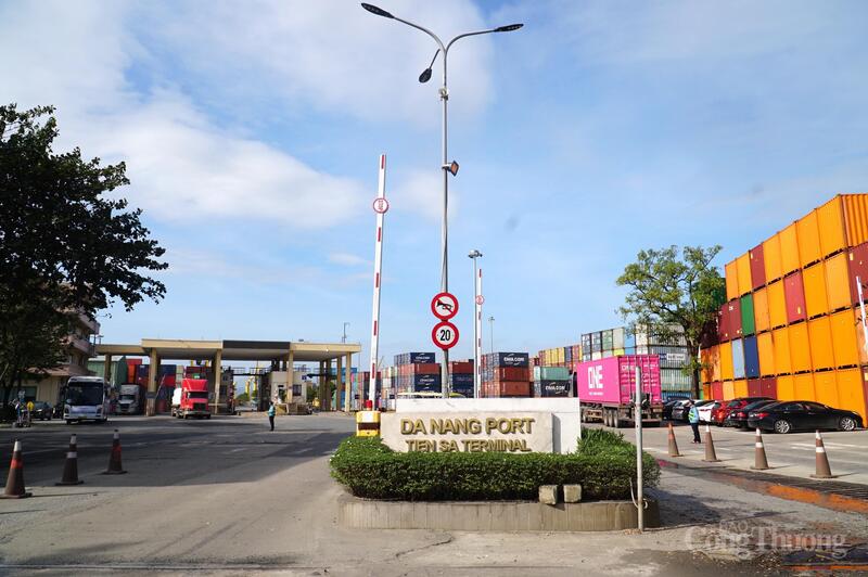 Thông tin đến đoàn, ông Dương Đức Xuân, Phó Tổng Giám đốc Công ty CP Cảng Đà Nẵng cho biết, cảng Tiên Sa có quy mô 30 ha.