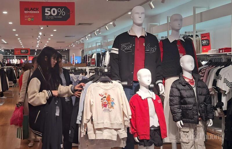 Bùng nổ khuyến mại tại sự kiện “Hà Nội đêm không ngủ – HaNoi Midnight Sale” 2025. Ảnh: N.H