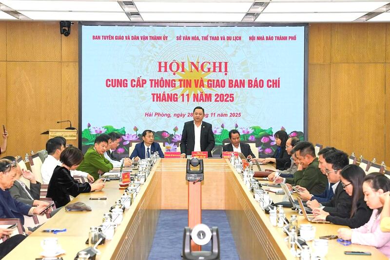 Các đại biểu dự hội nghị giao ban báo chí tháng 11/2025