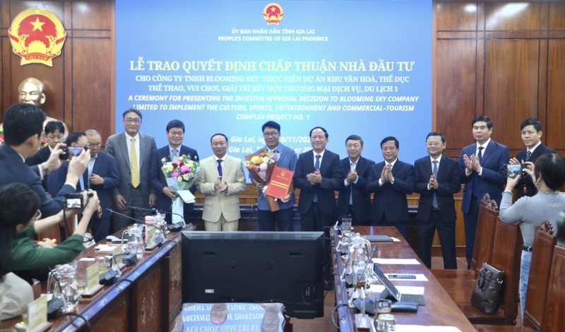 Tỉnh Gia Lai trao quyết định chấp thuận nhà đầu tư Dự án Khu văn hóa, thể dục thể thao, vui chơi, giải trí kết hợp thương mại, dịch vụ, du lịch 1 tại xã Cát Tiến.