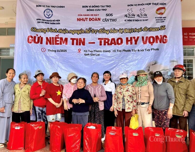 Prostřednictvím programu „Posíláme důvěru – Dáváme naději“ bylo obětem povodní předáno více než 1 500 dárků.