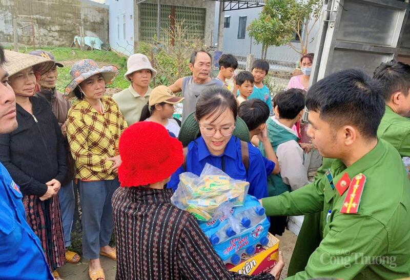 Mladí lidé z Gia Lai sdílejí potíže s lidmi po přírodních katastrofách - 3