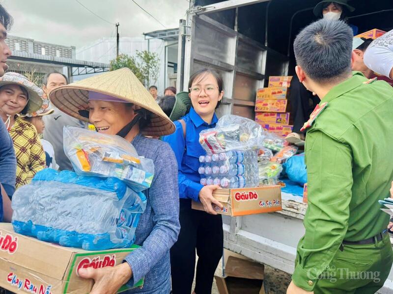 Delegace obce Ya Hoi předala 250 dárků obyvatelům obce Ngo May.