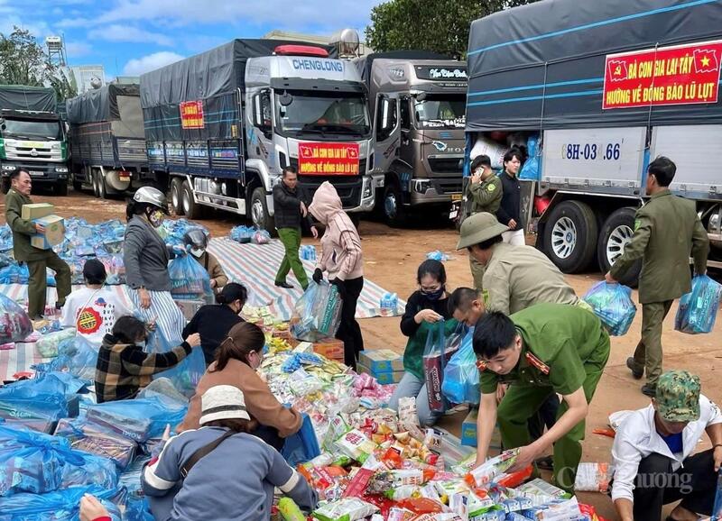 Členové mládežnické unie provinční policie pomáhají lidem s distribucí darů, které se posílají lidem v oblastech postižených povodněmi.