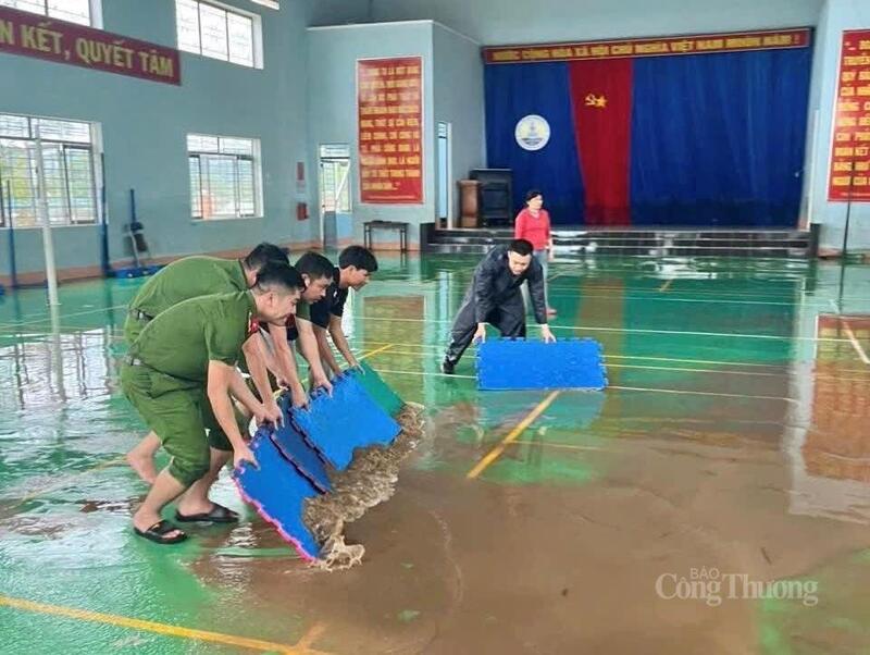 V postižených oblastech byli přítomni členové mládežnických odborů a policisté, kteří pomáhali lidem s úklidem bláta v jejich domech.