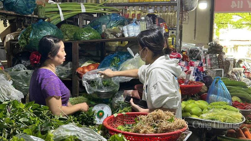 ប្រជាពលរដ្ឋទិញបន្លែនៅផ្សារកណ្តាលសង្កាត់ប៊ុនម៉ាធួត។ រូបថត៖ វូឡុង