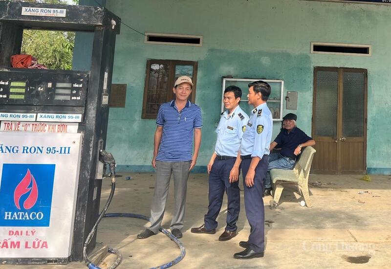 អ្នកគ្រប់គ្រងផ្សារ Dak Lak ត្រួតពិនិត្យស្ថានីយ៍ប្រេងឥន្ធនៈមួយកន្លែងនៅឃុំ Dong Xuan ។ រូបថត៖ វូឡុង