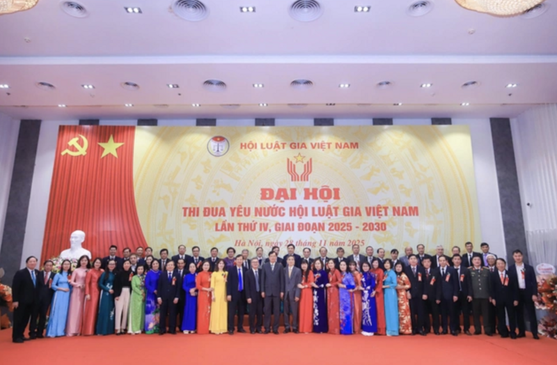 Lãnh đạo Hội Luật gia chụp ảnh lưu niệm với các cá nhân điển hình tiên tiến xuất sắc của các cấp Hội trên toàn quốc. Ảnh: NĐT