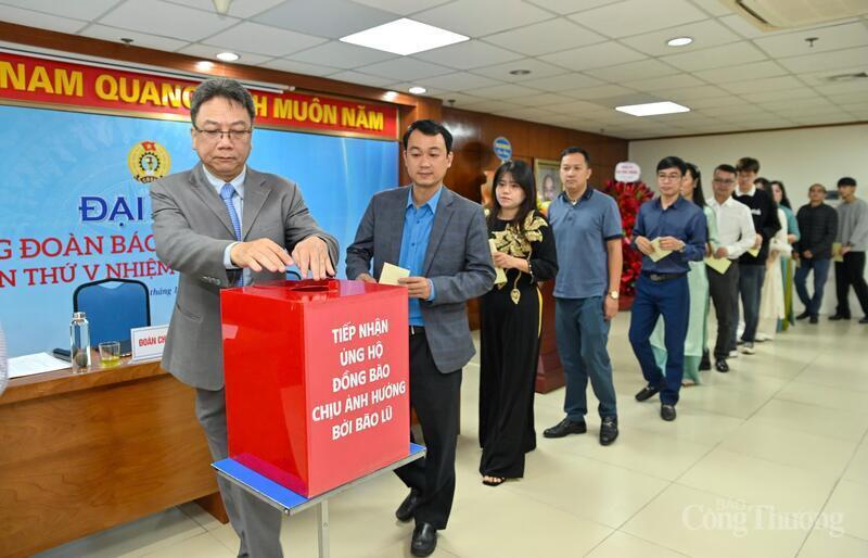 Les responsables et les journalistes du journal Industry and Trade apportent leur soutien aux personnes touchées par les inondations.