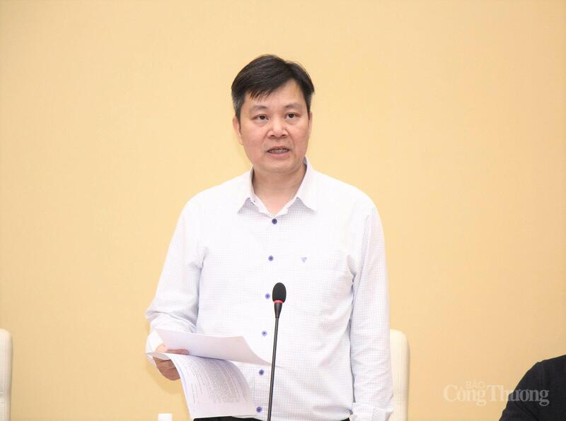 Phó Cục trưởng Cục Điện lực Nguyễn Thế Hữu  phát biểu tại cuộc họp.