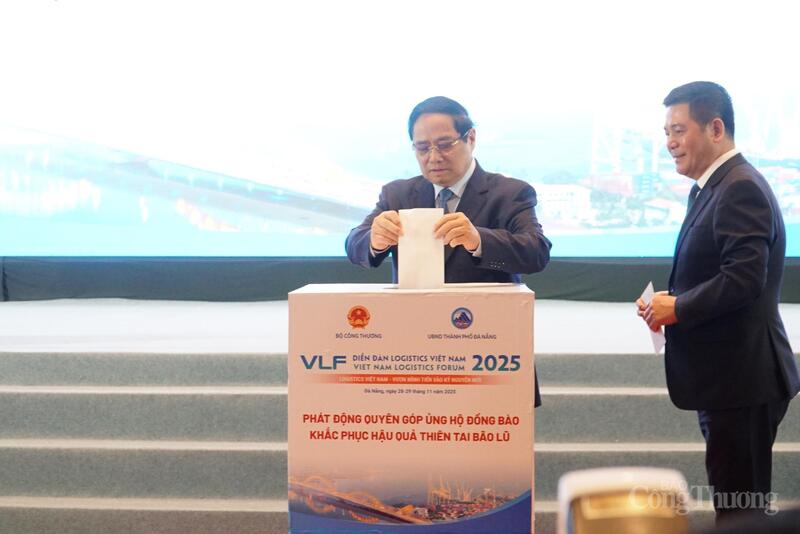 Trước khi chính thức khai mạc diễn đàn, Thủ tướng Chính phủ và các đại biểu đã quyên góp ủng hộ đồng bào khắc phục hậu quả thiên tai bão lũ.