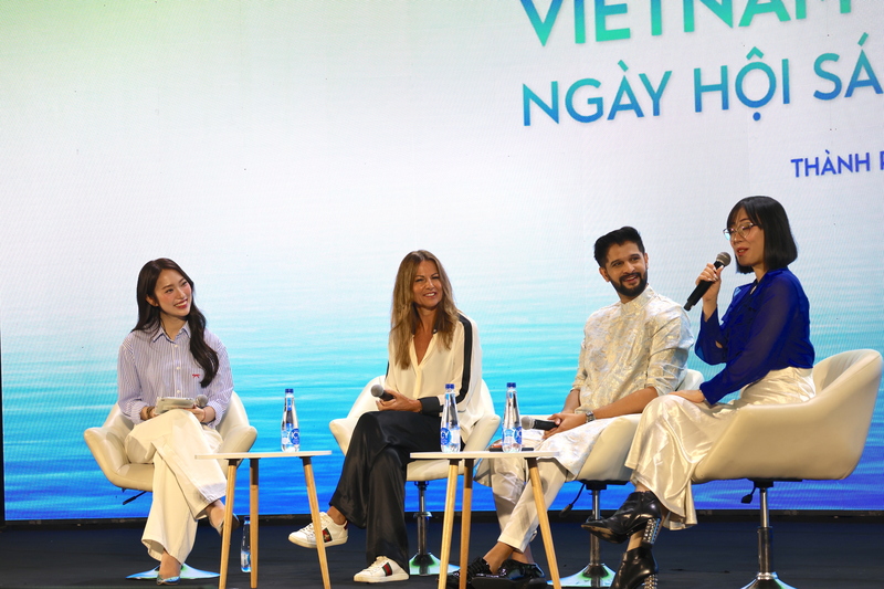 MC Khánh Vy và các nhà sáng tạo nội dung quốc tế tham dự diễn đàn. Ảnh: Hoàng Chiến.