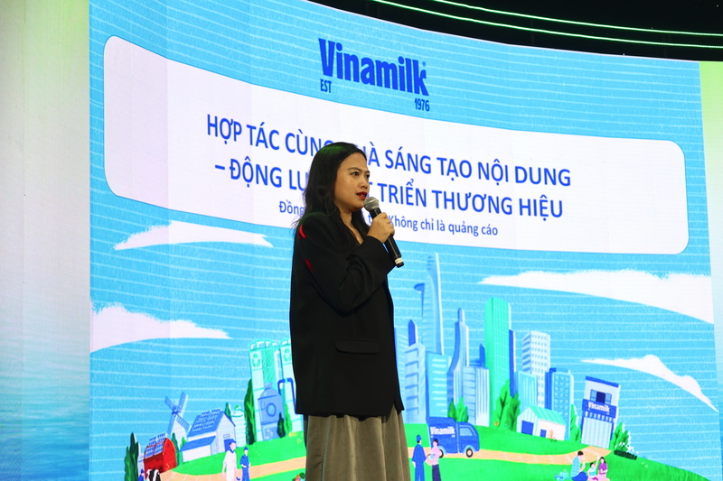 Bà Lê Thị Trâm Anh - Trưởng bộ phận Truyền thông -  Marketing Công ty Cổ phần Sữa Việt Nam (Vinamilk) chia sẻ tại diễn đàn. Ảnh: Hoàng Chiến.