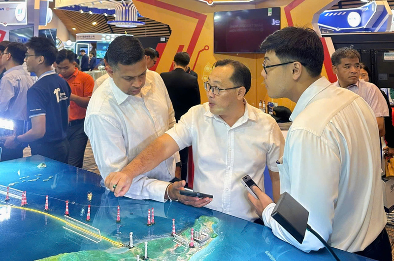 Các đối tác quốc tế tham quan gian hàng EVNSPC. Ảnh: Minh Khuê.