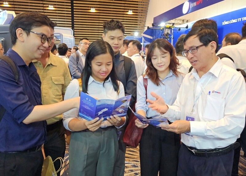 Ông Hoàng Quốc Sơn - Trưởng ban Truyền thông EVNSPC giới thiệu các sản phẩm công nghệ của EVNSPC tại gian hàng cho khách tham quan. Ảnh: Minh Khuê.