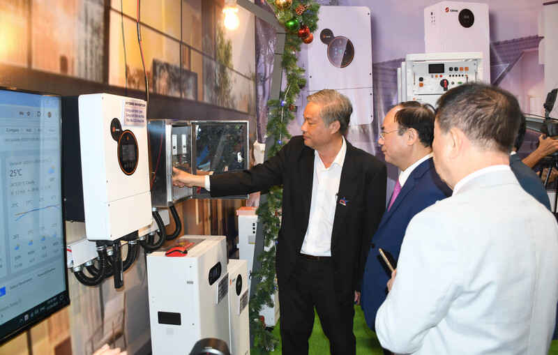 Doanh nghiệp giới thiệu sản phẩm mới, tiết kiệm năng lượng với đại biểu tại Vietbuild Home 2025. Ảnh: Minh Khuê.