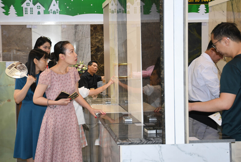 Khách hàng tham quan, mua sắm tại Vietbuild Home 2025. Ảnh: Minh Khuê.