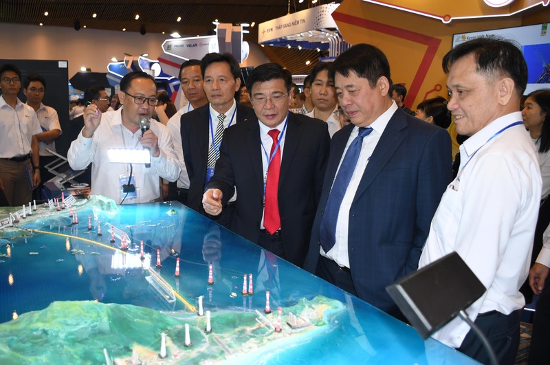 Ông Nguyễn Anh Tuấn - Tổng Giám đốc EVN (thứ ba từ phải sang), cùng các đại biểu tham quan sa bàn giới thiệu mô hình truyền tải điện ra đặc khu Phú Quốc của EVNSPC tại Techshow 2025. Ảnh: Minh Khuê