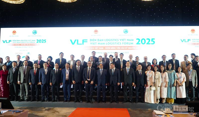 Các đại biểu chụp ảnh lưu niệm kết thúc phiên toàn thể Diễn đàn Logistics Việt Nam 2025.