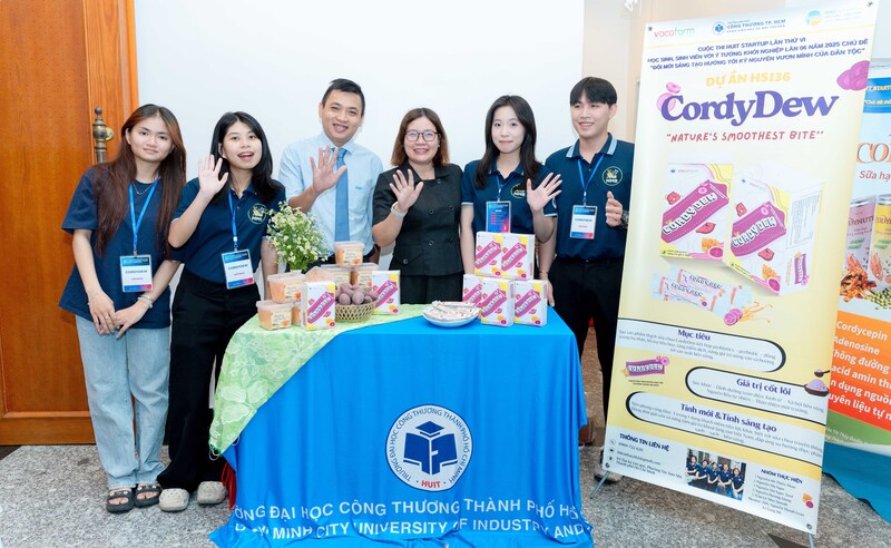 Trưng bày, giới thiệu sản phẩm dự án khởi nghiệp - đổi mới sáng tạo của sinh viên Trường Đại học Công Thương TP. Hồ Chí Minh bên lề sự kiện. Ảnh: Minh Khuê.