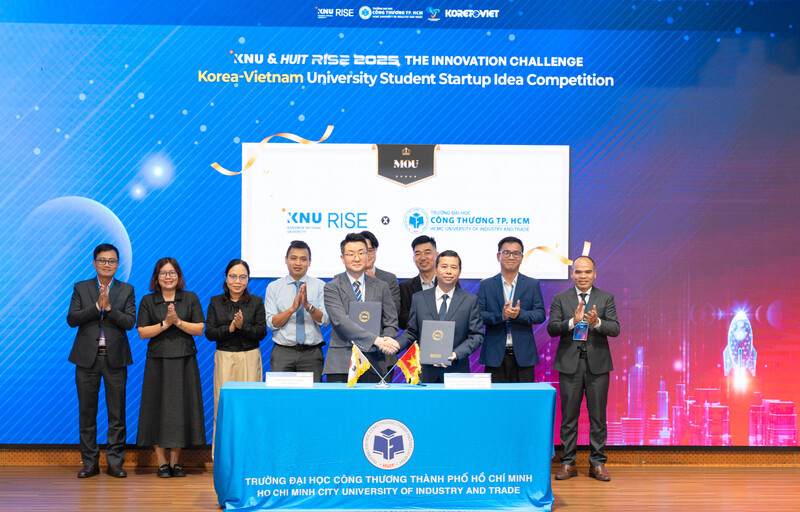 Đại diện Trường Đại học Công Thương TP. Hồ Chí Minh, TS. Bùi Hồng Đăng - Phó Chủ tịch phụ trách Hội đồng trường, ký kết biên bản ghi nhớ hợp tác (MOU) với Đại học Quốc gia Kangwon (KNU), nhằm tăng cường hợp tác giáo dục, nghiên cứu, đổi mới sáng tạo và trao đổi sinh viên, giảng viên. Ảnh: Minh Khuê.