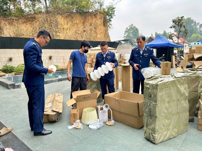 Thời điểm cuối năm là cao điểm chống buôn lậu, gian lận thương mại, hàng giả, hàng nhái. Ảnh: DMS