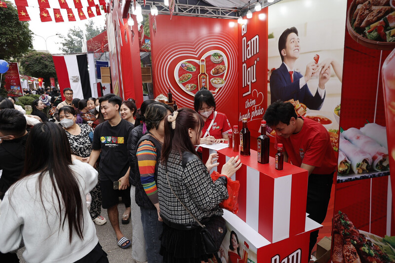 Người tiêu dùng được trải nghiệm với các sản phẩm có gắn mã QR truy xuất nguồn gốc sản phẩm. Ảnh: M.S