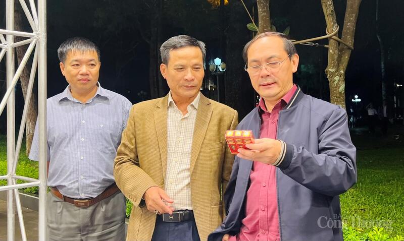 Các đại biểu tham quan gian hàng trưng bày sản phẩm tiêu biểu tỉnh Gia Lai. Ảnh: Hiền Mai