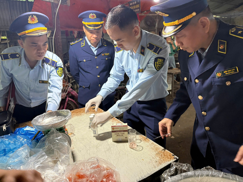 Đội QLTT số 2 lấy mẫu test nhanh tại chợ Phố Châu, xã Hương Sơn. Ảnh: QLTT Hà Tĩnh