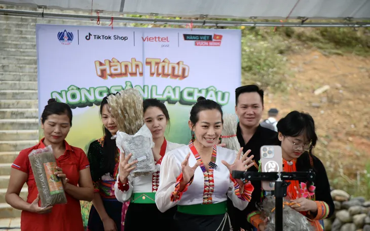 Người dân vùng cao livestream bán hàng. Ảnh minh họa