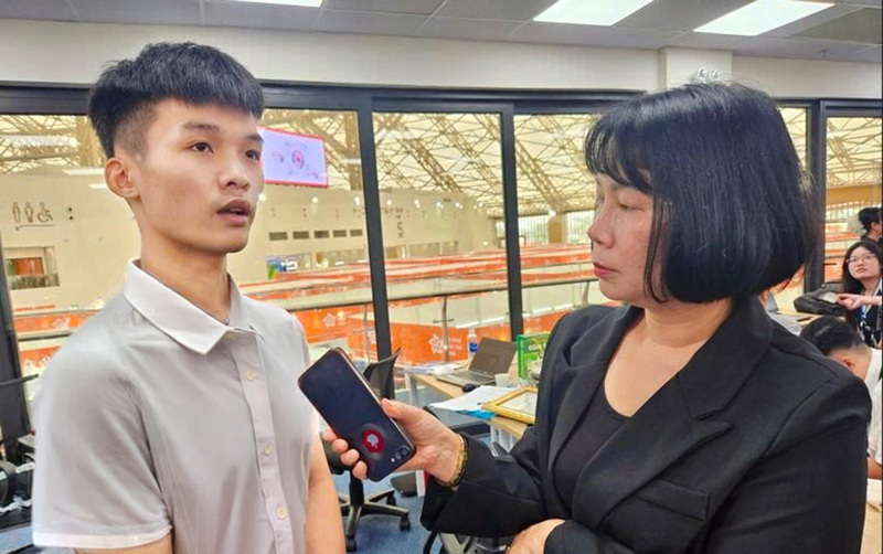 KOL Văn Bình Channel trao đổi cùng phóng viên Báo Công Thương tại Hội chợ Mùa Thu lần thứ nhất 2025.