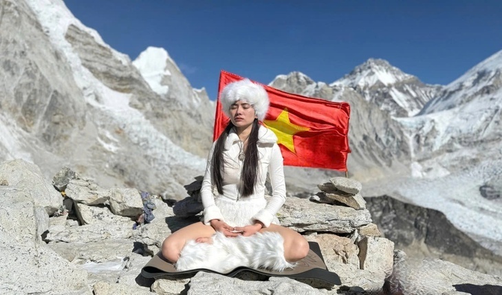 Vashna Thiên Kim ngồi thiền trên đỉnh Kalla Pathar ở độ cao 5.500m giữa gió lạnh -25 độ - Ảnh: NVCC