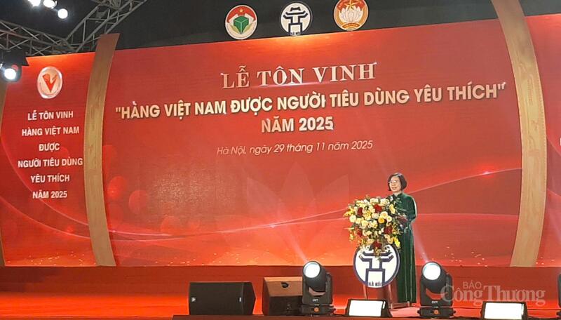 Bà Bùi Huyền Mai, Chủ tịch Ủy ban MTTQ Việt Nam TP. Hà Nội phát biểu tại Lễ tôn vinh. Ảnh: N.H