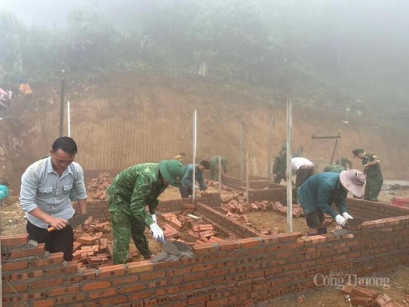 Các chiến sĩ Đồn Biên phòng Dào San hỗ trợ ngày công xây dựng nhà mới cho bà con trong bản.