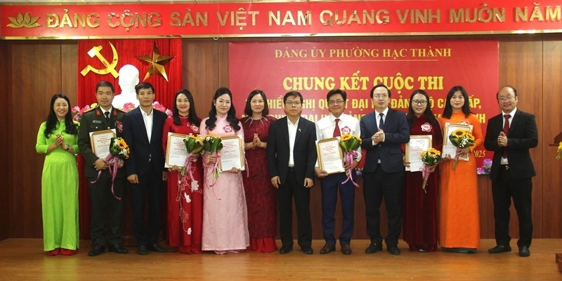 Lãnh đạo phường Hạc Thành và Ban Tổ chức trao giải cho các thí sinh tham gia cuộc thi. Ảnh: Tố Phương.