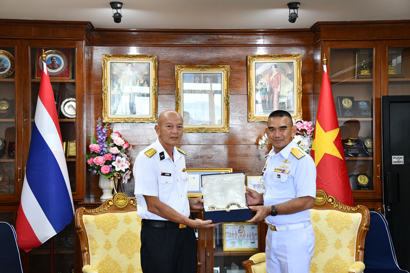 Đại tá Lục Đức Tiên tặng quà lưu niệm Phó Đô đốc Chalermchai Suankaew