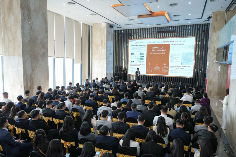 Sự kiện dành phần lớn thời lượng cho phiên đào tạo chuyên sâu, giúp hệ thống đại lý nắm vững lợi thế và chiến lược bán hàng của Alumi.