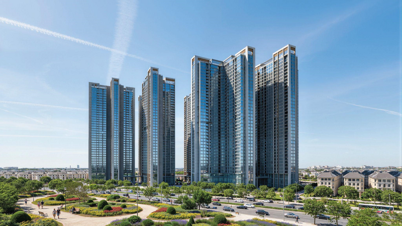 Alumi gồm 7 tòa tháp cao 39 tầng với hơn 4.800 căn hộ, là tổ hợp căn hộ Compound Resort giữa mạch khoáng duy nhất bên sông Hồng.