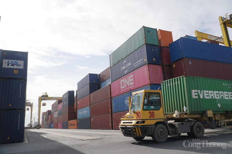 Đáng chú ý, trong đề xuất có chính sách ưu đãi cho phép nhà đầu tư nước ngoài được kinh doanh hàng tạm nhập tái xuất, hàng trung chuyển