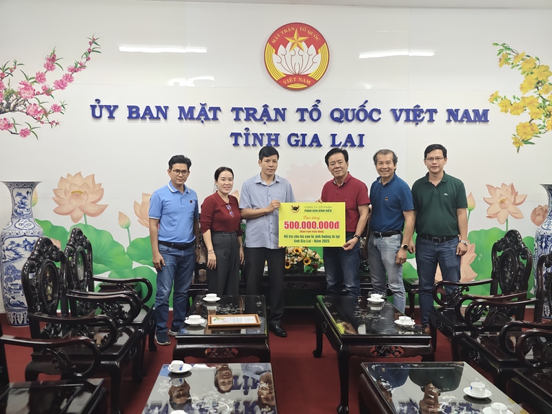 Ông Ngô Văn Đông dẫn đầu đoàn công tác trao cứu trợ cho đồng bào tỉnh Gia Lai, Đắk Lắk.